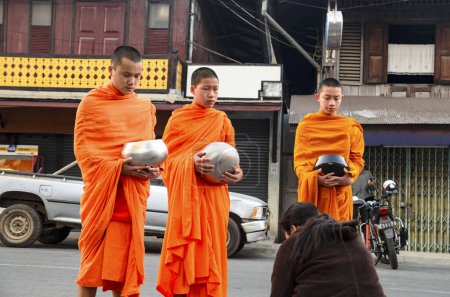 Téléchargez les photos : Des moines bouddhistes dans la rue de Thaïlande, Chiang Mai. 23 mai 2018 - en image libre de droit