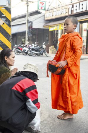 Téléchargez les photos : Des moines bouddhistes dans la rue de Thaïlande, Chiang Mai. 23 mai 2018 - en image libre de droit