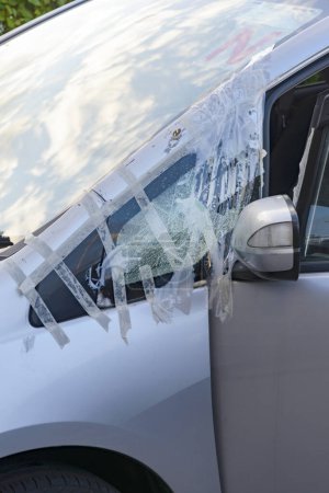 Téléchargez les photos : Vitre de voiture cassée par des voleurs - en image libre de droit