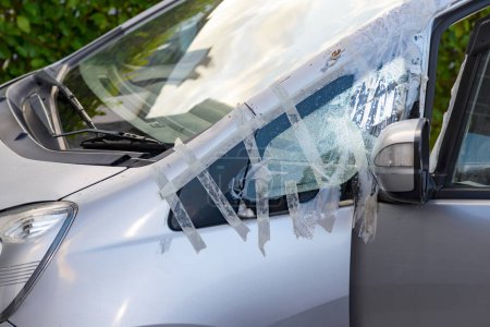 Téléchargez les photos : Vitre de voiture cassée par des voleurs - en image libre de droit