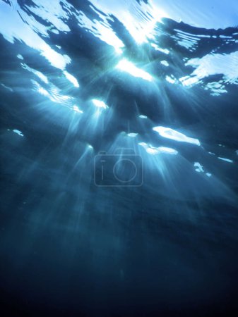 Unterwasserblick auf die Meeresoberfläche
