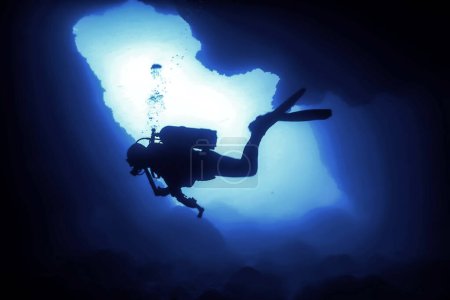 Foto de Silueta de buceo en cueva submarina - Imagen libre de derechos