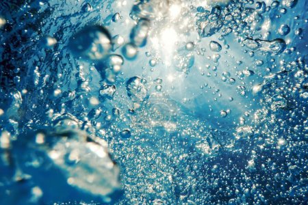 Foto de Burbujas de aire subacuáticas con luz solar, burbujas de fondo - Imagen libre de derechos