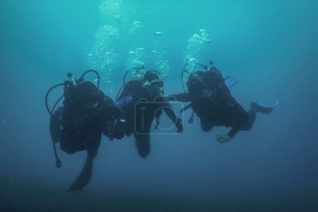 Téléchargez les photos : Plongeurs sous-marins, aventure sous-marine - en image libre de droit