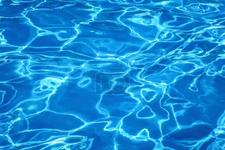 Téléchargez les photos : Eau de piscine reflets ensoleillés, eau ondulée - en image libre de droit