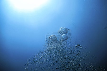 Foto de Burbujas de aire subacuáticas Clean Blue Deep Ocean - Imagen libre de derechos
