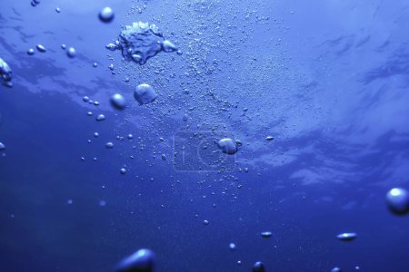 Unterwasserluftblasen reinigen blauen Tiefen Ozean