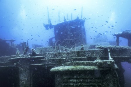 Schiffbruch im blauen Wasser, rostiges Schiffswrack mit wachsenden Korallen, Unterwasser