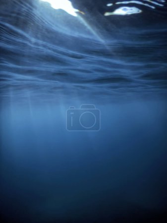Unterwasserblick auf die Meeresoberfläche