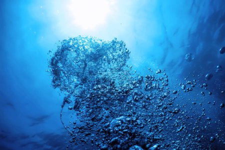 Foto de Burbujas de aire subacuáticas Clean Blue Deep Ocean - Imagen libre de derechos