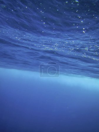 Vue sous-marine de la surface de la mer
