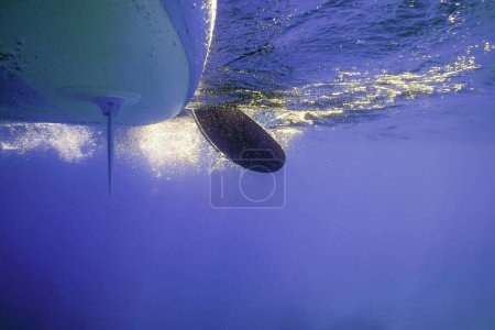 Stand Up Paddle Board Unterwasserblick mit Blasen im Meer