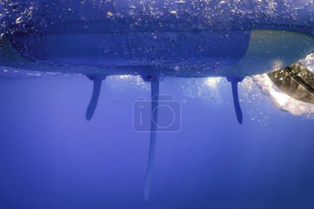 Stand up Paddle Board Vista submarina con burbujas en el mar