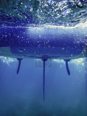 Téléchargez les photos : Stand up Paddle Board Vue sous-marine avec bulles dans la mer - en image libre de droit