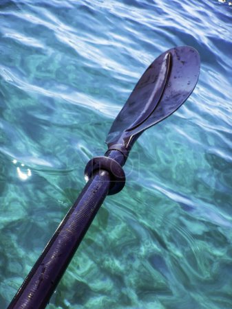 Foto de Paleta de kayak de fibra de vidrio sobre el agua, paleta negra, remos, kayak, piragüismo - Imagen libre de derechos