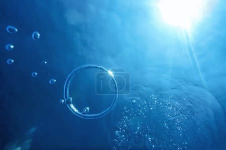 Blasenring unter Wasser steigt der Sonne entgegen