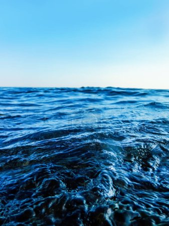 Téléchargez les photos : Vague de la mer gros plan, faible angle de vue fond d'eau - en image libre de droit