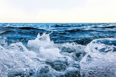 Téléchargez les photos : Vague de mer éclaboussure gros plan, fond d'eau vue à faible angle - en image libre de droit