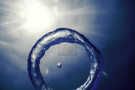 Blasenring unter Wasser steigt der Sonne entgegen