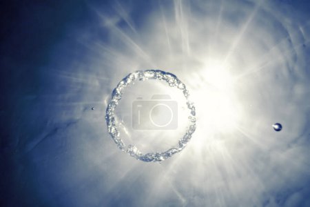 Téléchargez les photos : Anneau à bulles Sous l'eau monte vers le soleil - en image libre de droit