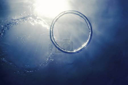 Téléchargez les photos : Anneau à bulles Sous l'eau monte vers le soleil - en image libre de droit
