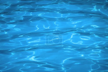 Téléchargez les photos : Surface de la piscine d'eau déchirée bleue - en image libre de droit