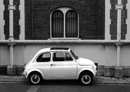 Foto de Fiat 500 es un automóvil económico / urbano que fue fabricado y comercializado por Fiat Automobiles desde 1957 hasta 1975. Se vendió como un semi-convertible de dos puertas o coche berlina y como una furgoneta de tres puertas. - Imagen libre de derechos
