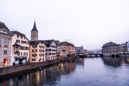 La Limmat est une rivière suisse. La rivière commence à l'émissaire du lac de Zurich, dans la partie sud de la ville de Zurich. De Zurich, il coule dans une direction nord-ouest.