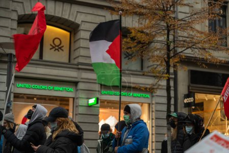 Téléchargez les photos : Les organisateurs ont appelé à l'avance à n'amener que Palest. drapeaux. Les déclarations antisémites étaient strictement interdites. Des manifestations similaires sont également prévues samedi à Berne, Bâle et Genève. 14-11-2021 - en image libre de droit