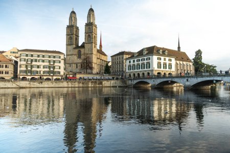 Das Grossmünster ist eine evangelische Kirche im romanischen Stil in Zürich, Schweiz. Sie ist eine der vier großen Kirchen der Stadt. Ihre Gemeinde ist Teil der evangelisch-reformierten Kirche.