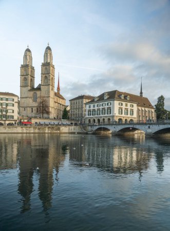 Das Grossmünster ist eine evangelische Kirche im romanischen Stil in Zürich, Schweiz. Sie ist eine der vier großen Kirchen der Stadt. Ihre Gemeinde ist Teil der evangelisch-reformierten Kirche.