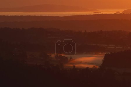Foto de Península de Saanich tierras de cultivo y bosque con niebla al amanecer, tomadas del mirador de Malahat. - Imagen libre de derechos