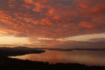 Téléchargez les photos : Un coucher de soleil spectaculaire avec des nuages roses et bleus sur la baie de Cordova. Tiré du mont Douglas sur l'île de Vancouver, C.-B., Canada. - en image libre de droit