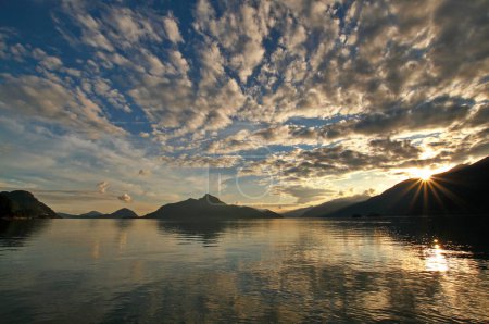 Téléchargez les photos : Nuages spectaculaires dans le ciel au-dessus du détroit de Howe et de l'île Anvil au coucher du soleil, tirés du belvédère de Porteau Cove le long de la route Sea To Sky (route 99) en Colombie-Britannique, Canada. - en image libre de droit