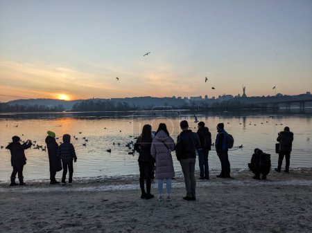 Foto de Silhouette view of people on the bank of the Dnieper in Kyiv - Imagen libre de derechos
