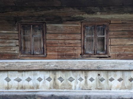Téléchargez les photos : The open-air museum of traditional wooden architecture in the national park in Ukraine, wooden house windows view - en image libre de droit