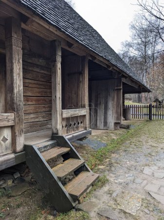 Téléchargez les photos : The open-air museum of traditional wooden architecture in the national park in Ukraine, wooden house view - en image libre de droit
