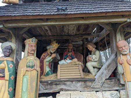 Téléchargez les photos : The open-air museum of traditional wooden architecture in the national park in Ukraine, birth of Jesus exposition view - en image libre de droit