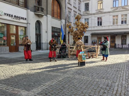 Téléchargez les photos : People in Ukrainian costumes playing musical instruments - en image libre de droit