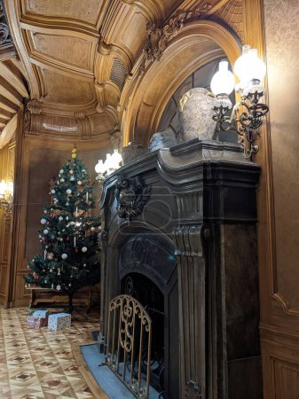 Téléchargez les photos : Interior of the Christmas place in wooden palace - en image libre de droit