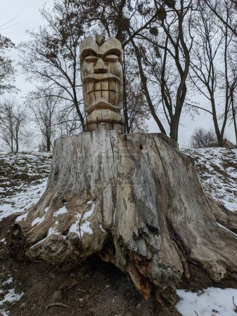 Téléchargez les photos : La vieille sculpture en bois dans le parc - en image libre de droit