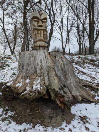 Foto de La antigua escultura de madera en el parque - Imagen libre de derechos