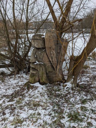 Téléchargez les photos : La vieille sculpture en bois dans le parc - en image libre de droit