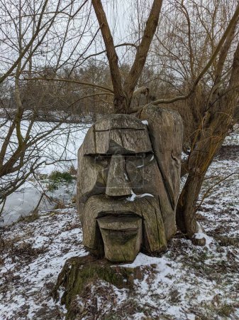 Foto de La antigua escultura de madera en el parque - Imagen libre de derechos