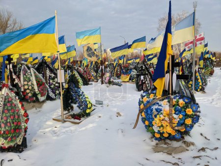 Foto de Kyiv. Alley of Heroes and Rows of flags over the graves of Ukrainian soldiers - Imagen libre de derechos