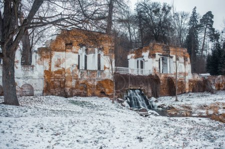 Foto de Vista del edificio en ruinas con cascada pequeña en el parque - Imagen libre de derechos