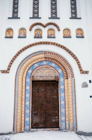 Téléchargez les photos : Ancienne porte décorée de l "église St. George the Victorious à Bila Tserkva, Ukraine. - en image libre de droit