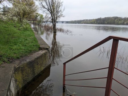 Foto de Parque de la ciudad inundado de agua después de desbordamiento del río - Imagen libre de derechos