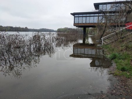 Téléchargez les photos : Parc municipal inondé d'eau après le débordement de la rivière - en image libre de droit