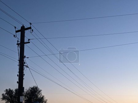 Téléchargez les photos : Lignes électriques à haute tension le soir - en image libre de droit